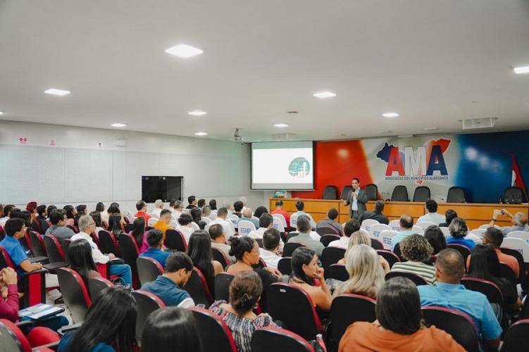O Tribunal de Contas do Estado de Alagoas (TCE/AL) participou, na última terça-feira (13), do evento promovido pela Associação dos Municípios Alagoanos (AMA), voltado à Contabilidade Aplicada ao Setor Público. O encontro reuniu contadores e controladores municipais, com o objetivo de fortalecer a qualificação técnica e aprimorar a gestão fiscal nos municípios. Representando o TCE/AL, o diretor da DFAFOE, Renato Monteiro, e a servidora Jéssica Caruso apresentaram o SIAP – Sistema Integrado de Auditoria Pública, ferramenta que simboliza o avanço tecnológico do Tribunal no acompanhamento da gestão pública. A iniciativa reforça o papel pedagógico do TCE/AL na capacitação dos seus jurisdicionados, com apoio essencial da Escola de Contas. Também estiveram presentes o diretor da Diretoria de Engenharia e Informática (DTI), Lúcio de Melo, e o diretor da Diretoria de Fiscalização da Administração Financeira e Orçamentária Municipal (DFAFOM), Paulo Mota, fortalecendo a atuação integrada do Tribunal no fomento à boa governança pública.