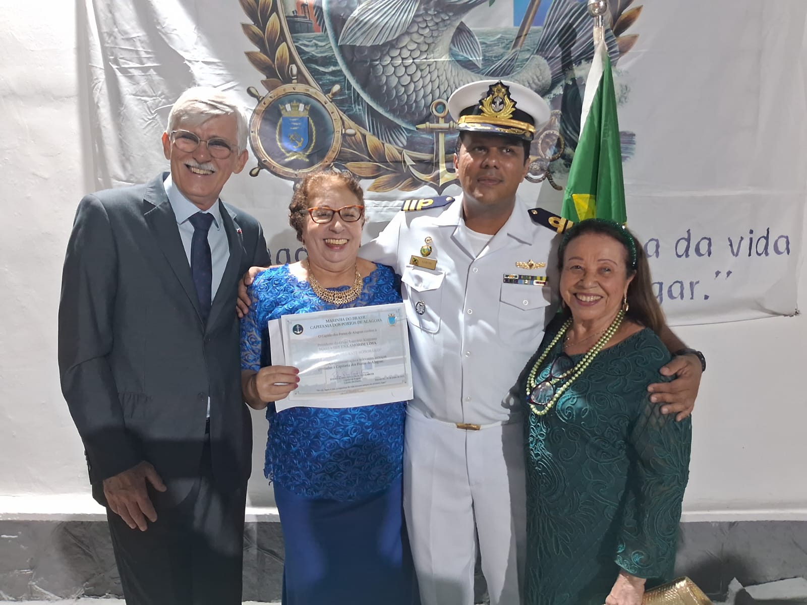 A Presidente do Grupo Literário Alagoano, Lenita Amorim, é homenageada com o título de "Tripulante Honorário" pela Capitania dos Portos de Alagoas e Marinha do Brasil