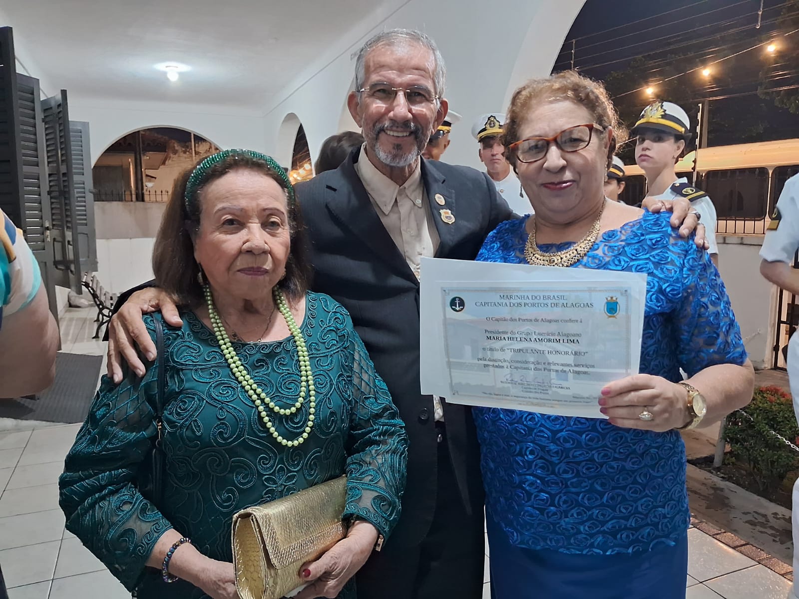 A Presidente do Grupo Literário Alagoano, Lenita Amorim, é homenageada com o título de "Tripulante Honorário" pela Capitania dos Portos de Alagoas e Marinha do Brasil