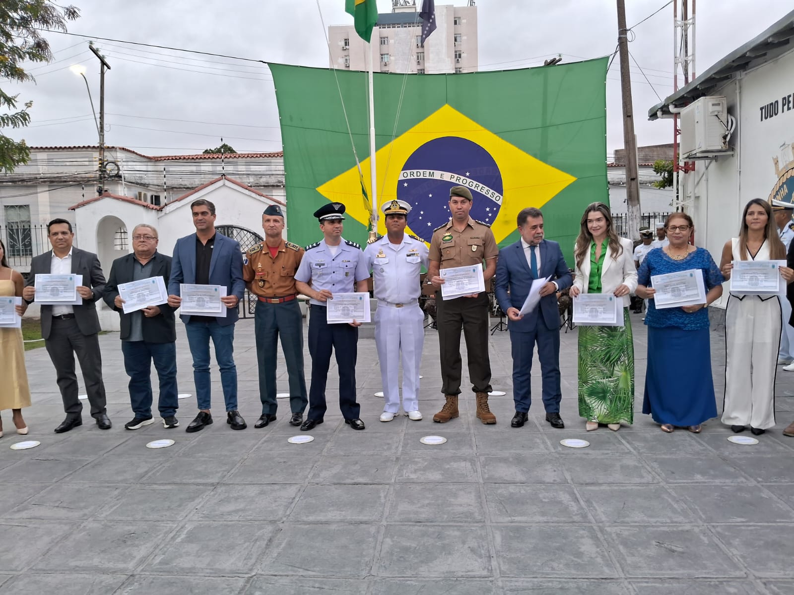 A Presidente do Grupo Literário Alagoano, Lenita Amorim, é homenageada com o título de "Tripulante Honorário" pela Capitania dos Portos de Alagoas e Marinha do Brasil