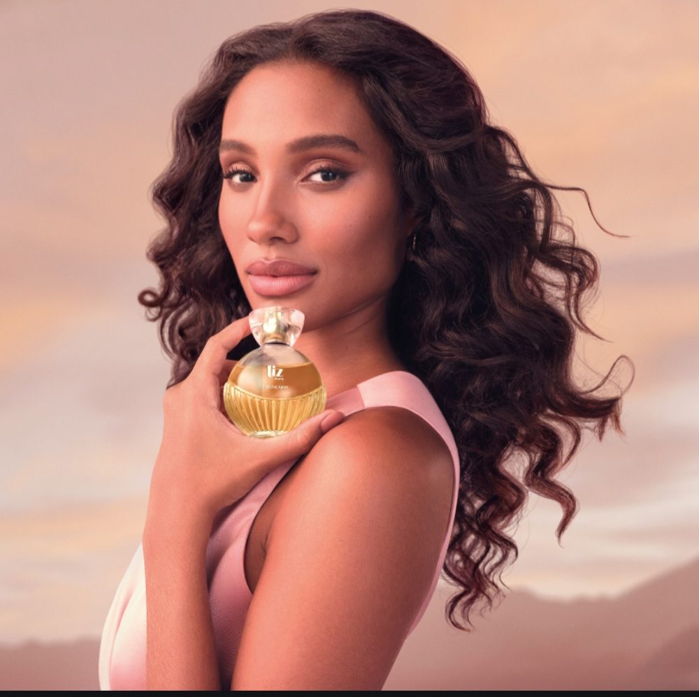 Liz, marca pioneira de perfumaria feminina amadeirada no Brasil, expande o portfólio e apresenta o Novo Liz, fragrância que une a força da baunilha com as madeiras nobres