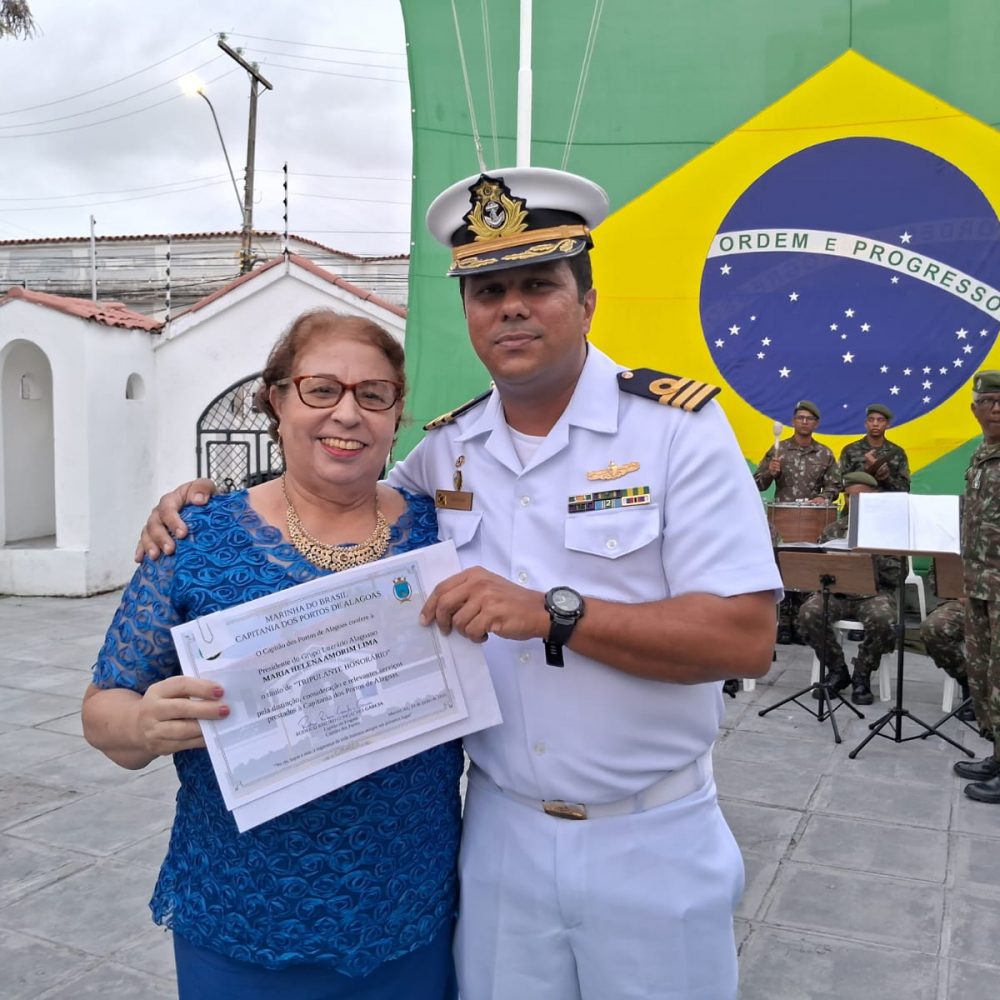 A Presidente do Grupo Literário Alagoano, Lenita Amorim, é homenageada com o título de "Tripulante Honorário" pela Capitania dos Portos de Alagoas e Marinha do Brasil