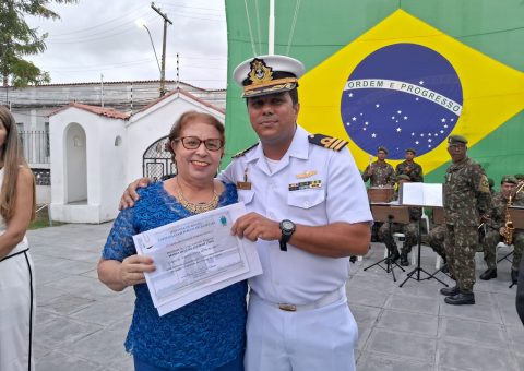 A Presidente do Grupo Literário Alagoano, Lenita Amorim, é homenageada com o título de "Tripulante Honorário" pela Capitania dos Portos de Alagoas e Marinha do Brasil