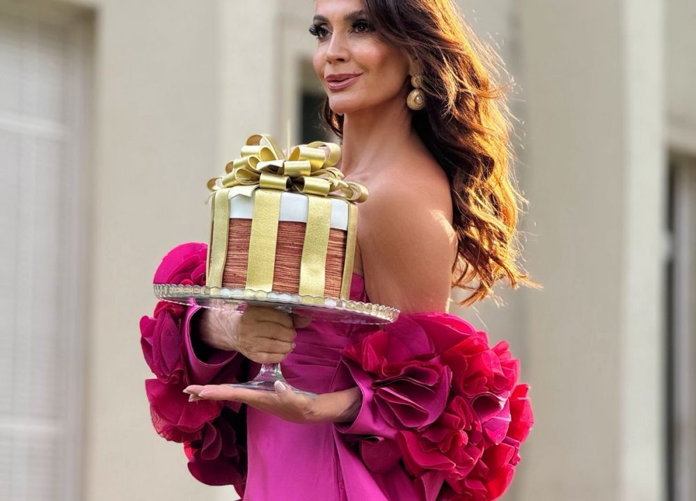 Claudia Métne celebra aniversário com elegância e estilo