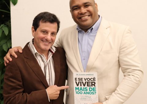 Encontro marcante: João Costa recebe obra especial do Dr. Cláudio Ambrósio em evento em São Paulo