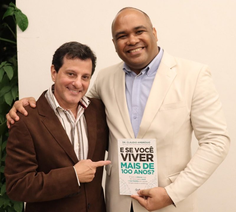 Encontro marcante: João Costa recebe obra especial do Dr. Cláudio Ambrósio em evento em São Paulo
