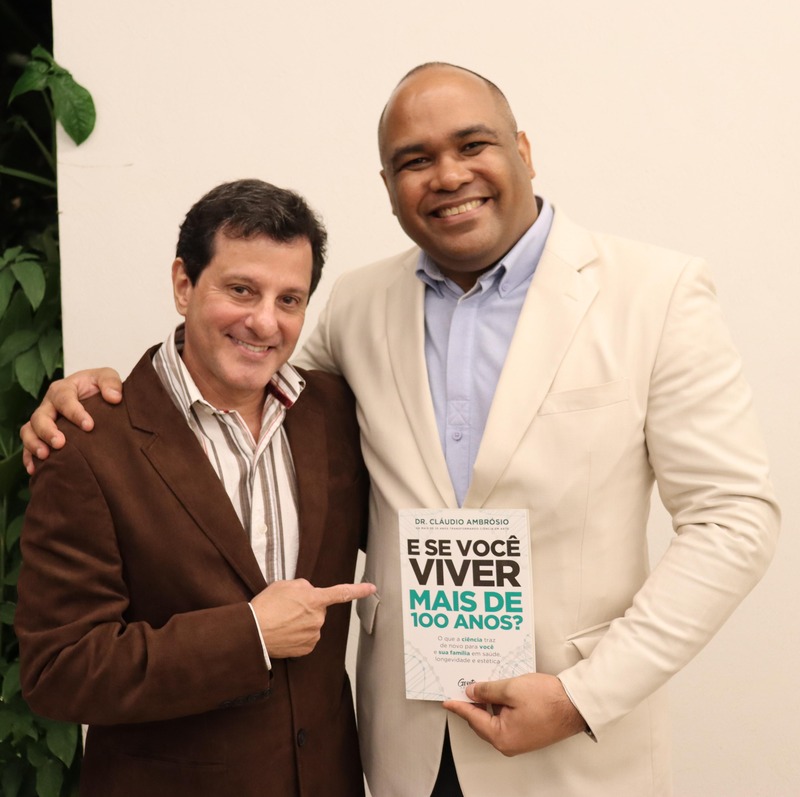 Encontro marcante: João Costa recebe obra especial do Dr. Cláudio Ambrósio em evento em São Paulo