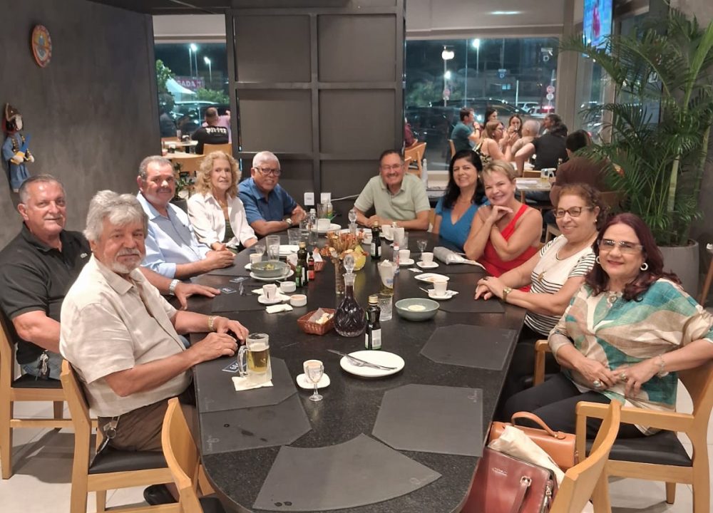 Happy Hour Entre Um Grupo de Amigos Queridos