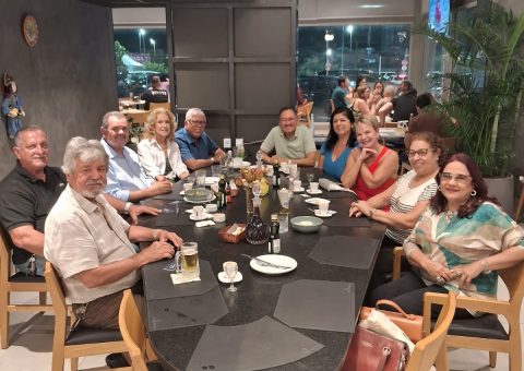 Happy Hour Entre Um Grupo de Amigos Queridos