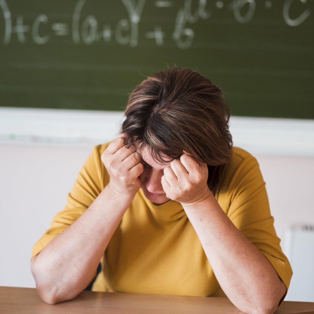 Quem cuida de quem ensina? No Dia dos Professores, cresce o alerta sobre a saúde mental e o esgotamento emocional na educação