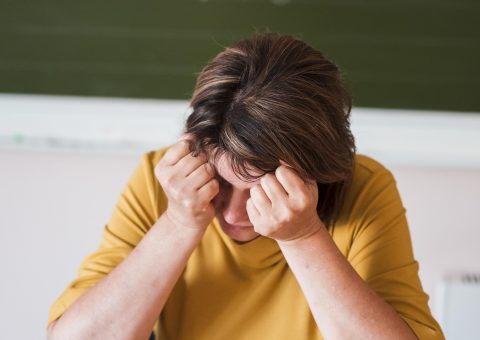 Quem cuida de quem ensina? No Dia dos Professores, cresce o alerta sobre a saúde mental e o esgotamento emocional na educação