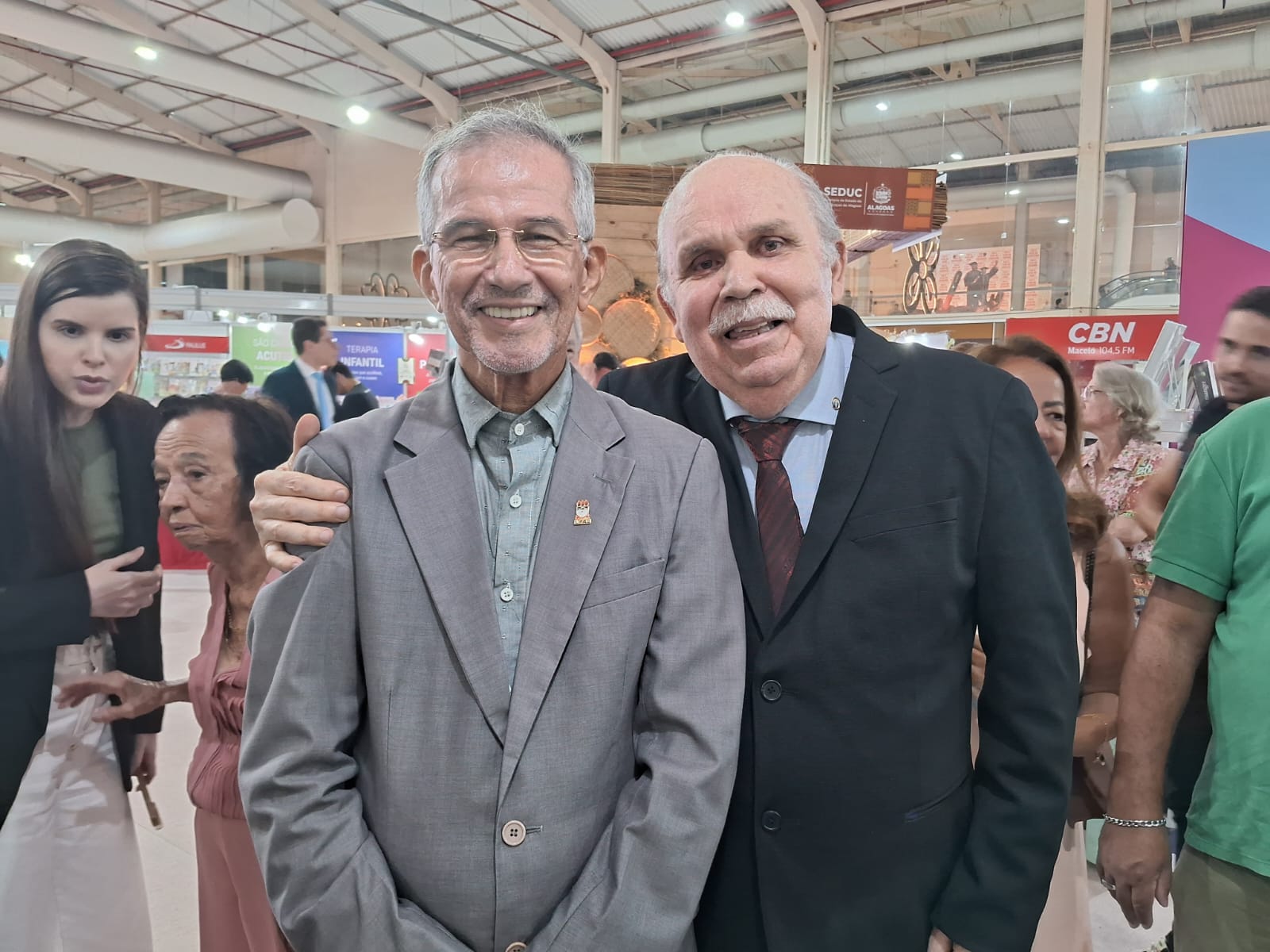 Grupo Literário Alagoano brilha na Bienal do Livro com cinco lançamentos de sucesso