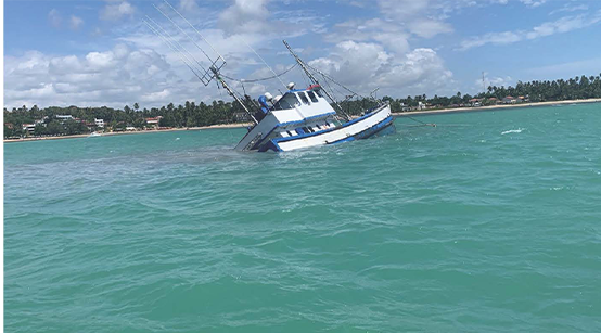Embarcação pesqueira naufragou no município de Japaratinga