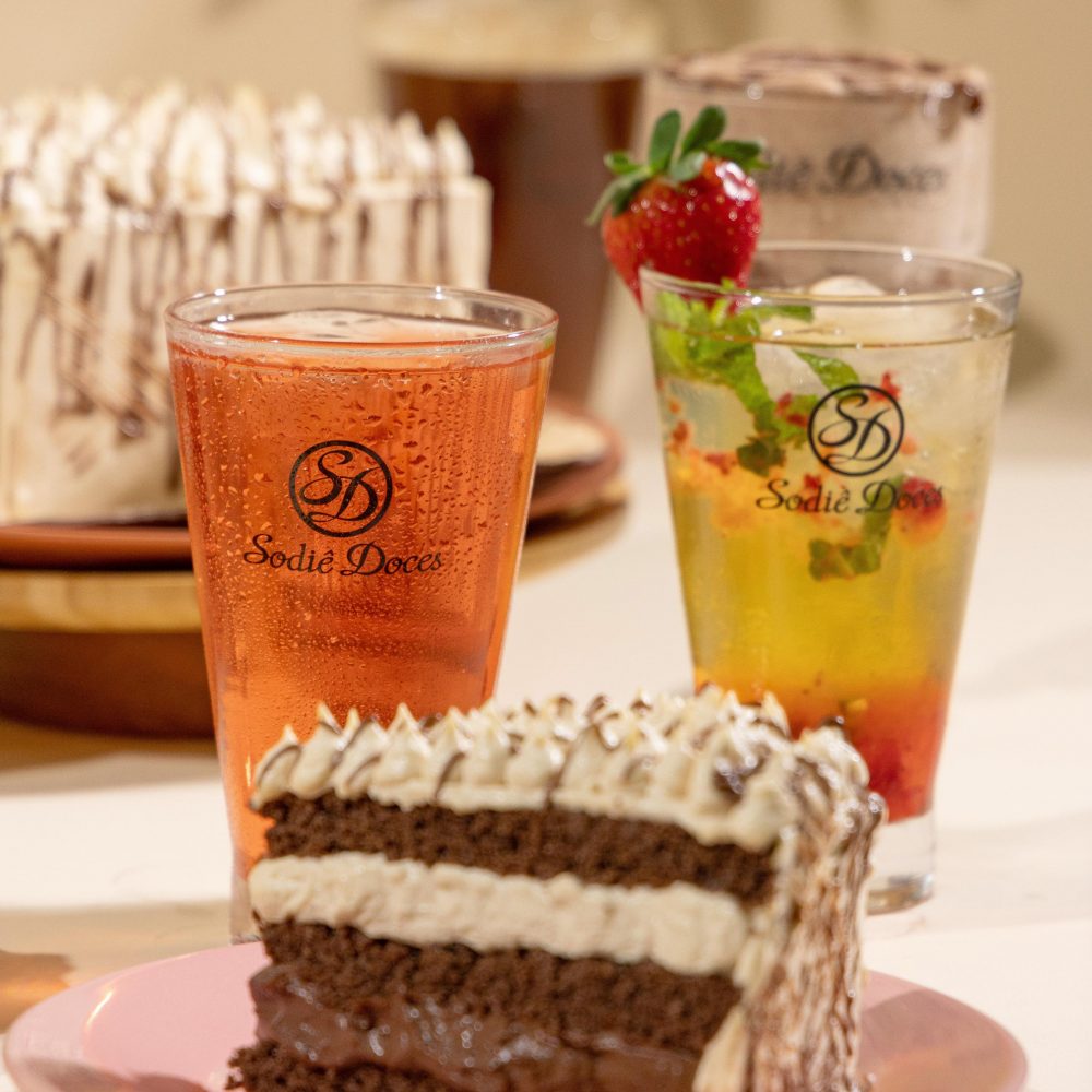 Sodiê Doces lança bolos caseiros premium e bebidas geladas zero açúcar em parceria com a Red Bull