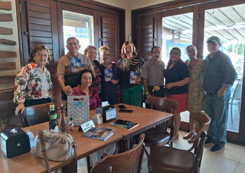 Amigos celebram almoço entre versos e afetos