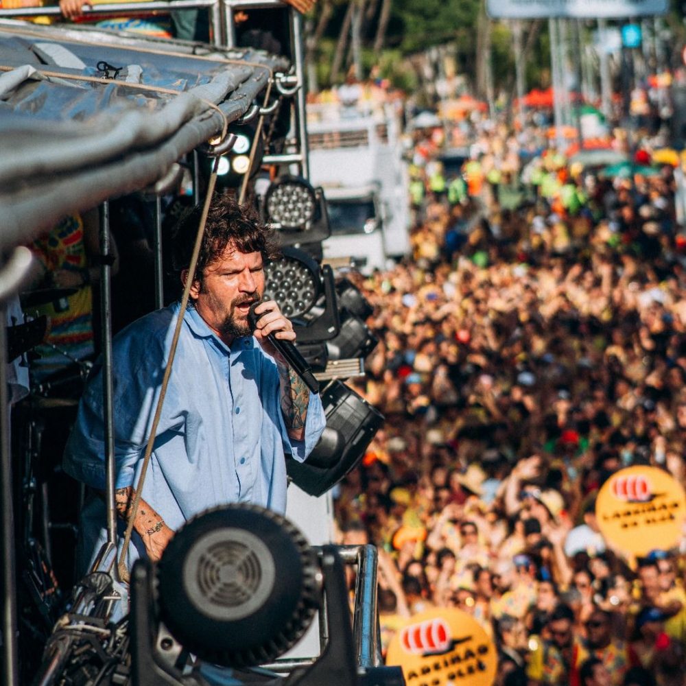 Bloco Caveira arrasta foliões e dá início às prévias de Carnaval