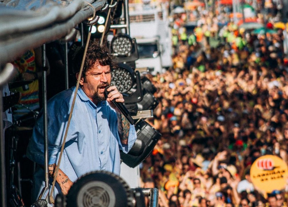 Bloco Caveira arrasta foliões e dá início às prévias de Carnaval