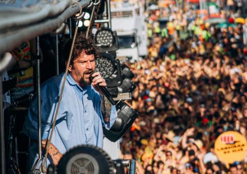 Bloco Caveira arrasta foliões e dá início às prévias de Carnaval