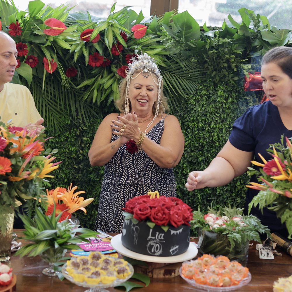 Festa animada e elegante marca os 70 anos de Lia Ayres