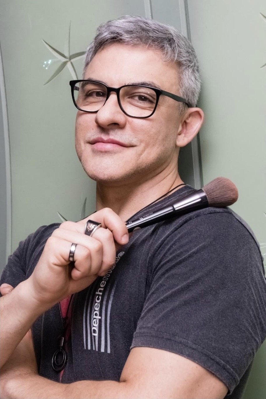 Make de Carnaval: Dicas para fazer a maquiagem resistir durante a folia