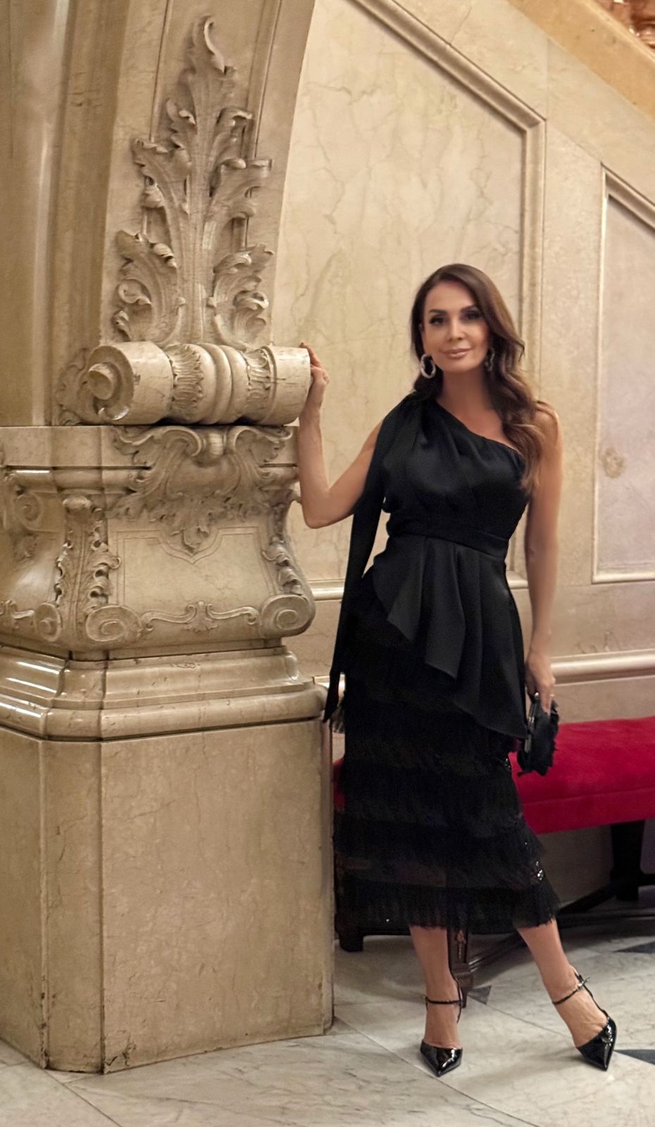 Claudia Métne protagoniza ensaio sofisticado no Theatro Municipal de São Paulo