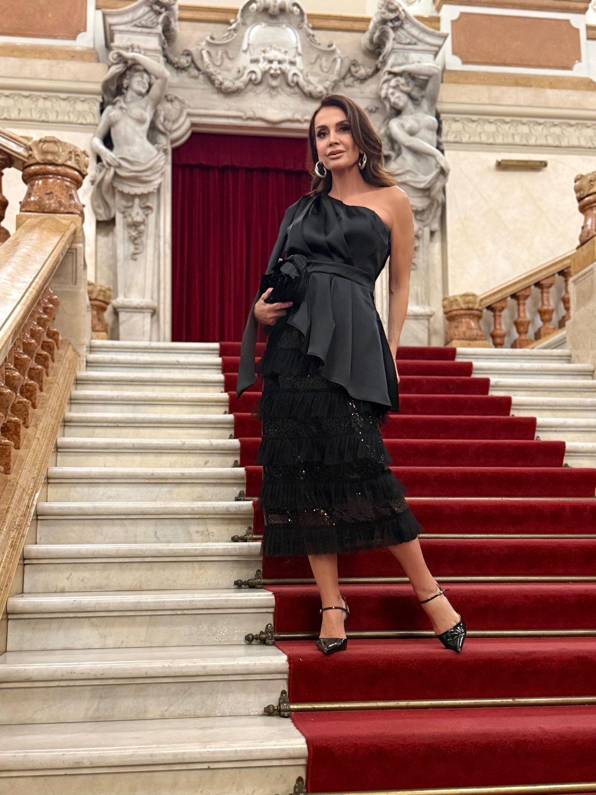 Claudia Métne protagoniza ensaio sofisticado no Theatro Municipal de São Paulo