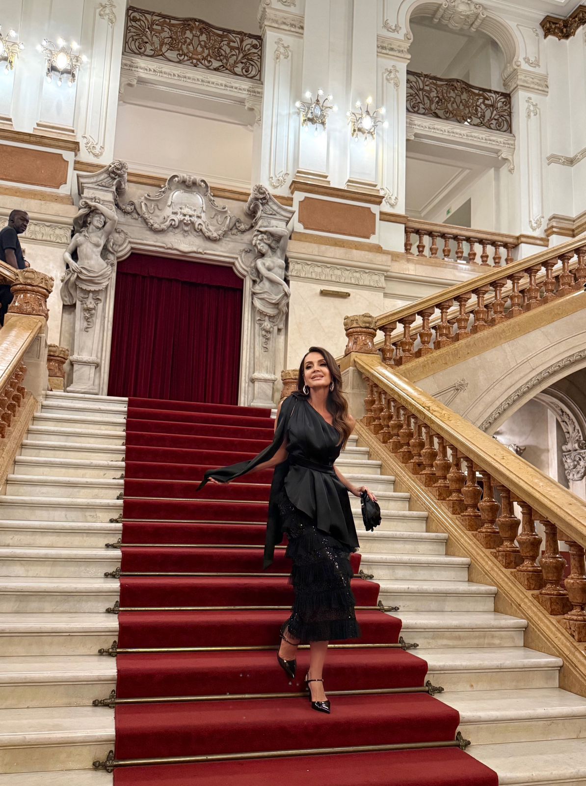 Claudia Métne protagoniza ensaio sofisticado no Theatro Municipal de São Paulo